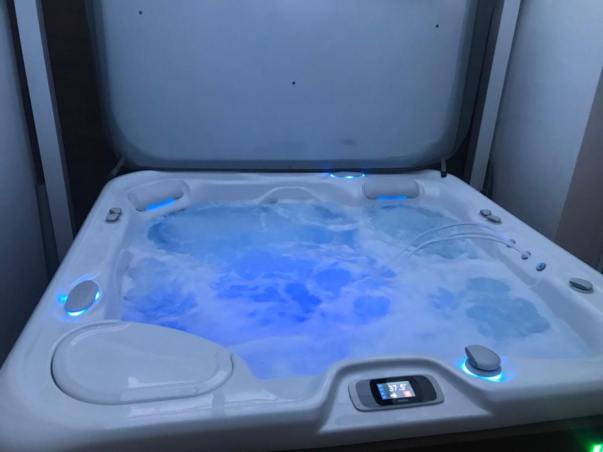 LA MAISON DE LA DUNE - Jacuzzi 1ère séance offerte - Piscine chauffée avec Abri Amovible - Plage située à 200m, accès direct par le bois - Borne VE La Couarde-sur-Mer Esterno foto